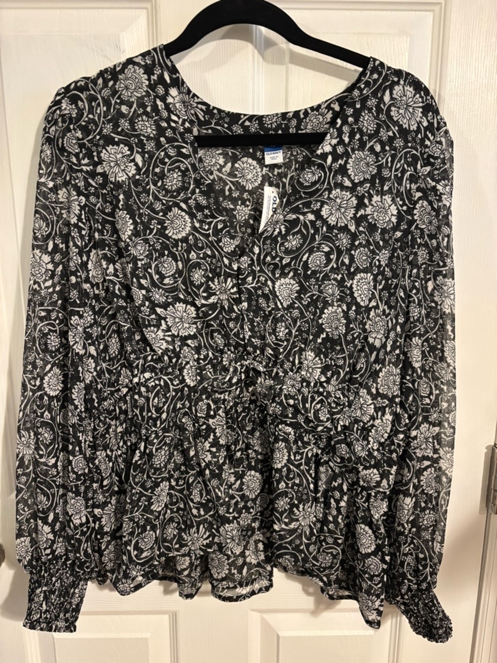 😍NWT Floral Boho Black & White  Blouse Size XL